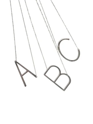 COLLAR INICIAL PLATEADO