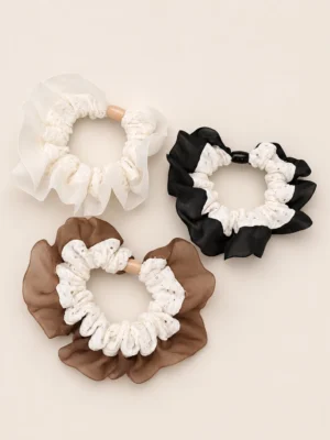 SCRUNCHIE BRODERIE CON GASA Y CUENTA