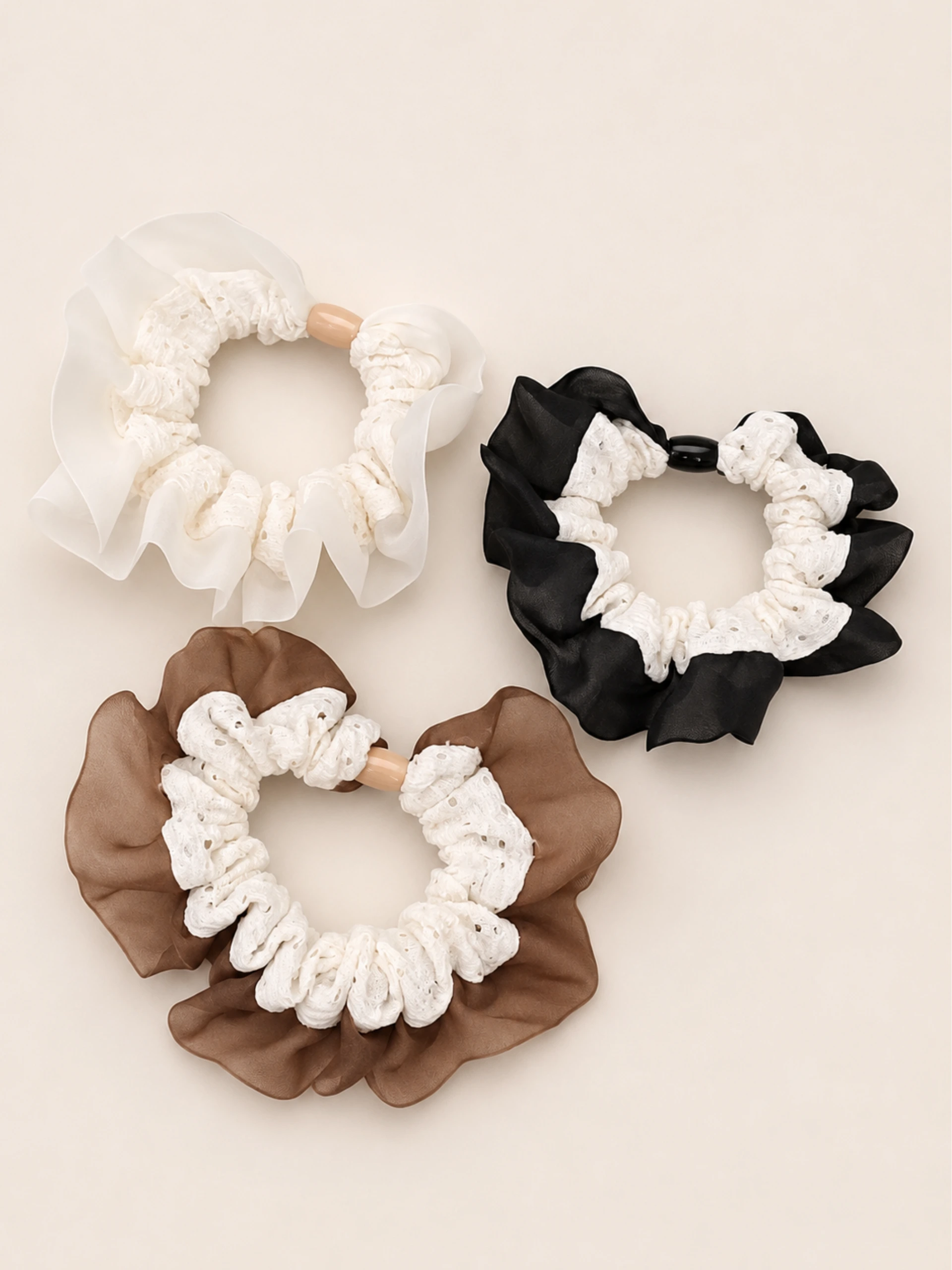 SCRUNCHIE BRODERIE CON GASA Y CUENTA