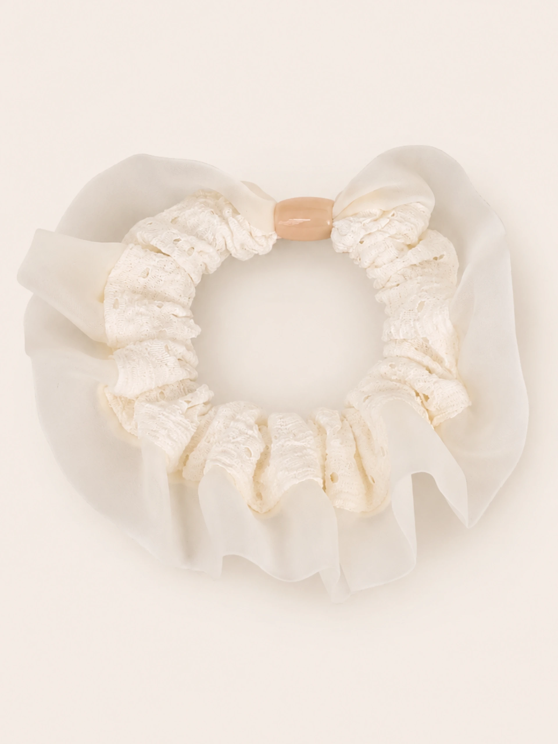 SCRUNCHIE BRODERIE CON GASA Y CUENTA - Imagen 4