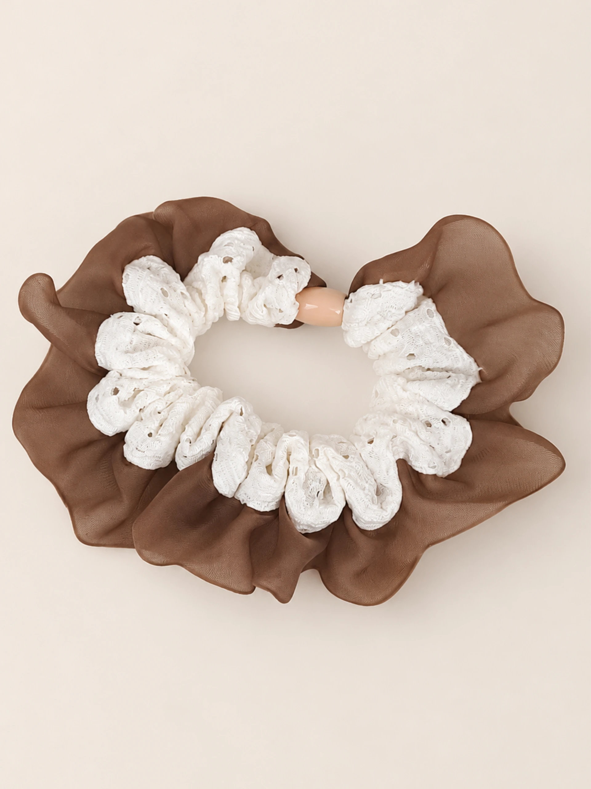 SCRUNCHIE BRODERIE CON GASA Y CUENTA - Imagen 3